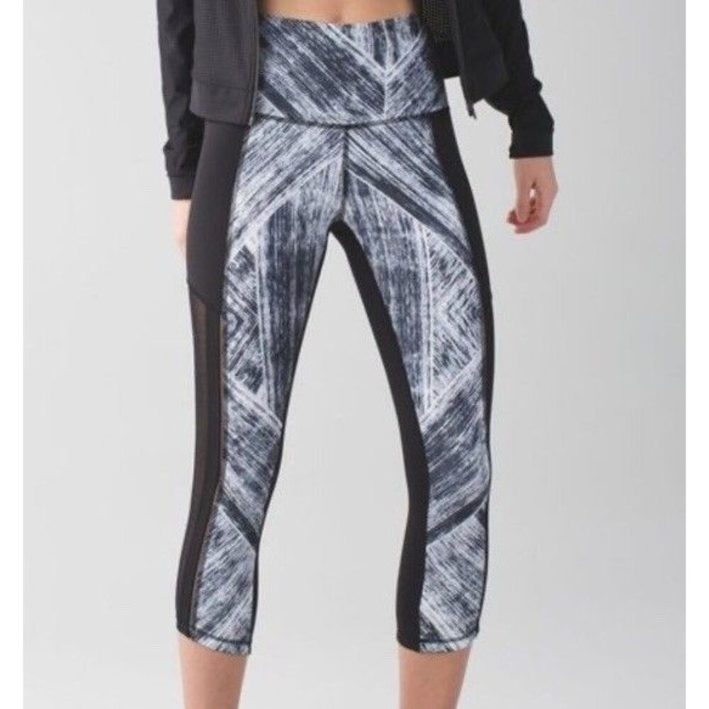 Lululemon Size 4 Hot To Street Crop Leggings Heat Wave White Black